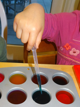 Color explosion science and fun: A great way to introduce preschoolers to chemical reactions using baking soda and vinegar. My kids were captivating by all the mini explosions they got to make! Plus, this activity doubles as an opportunity to reinforce color learning! ||  Gift of Curiosity