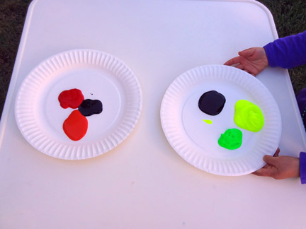 Painting with magnets: One of three fun and hands-on science, sensory, and art ideas using magnets. I love these ideas for preschoolers! || Gift of Curiosity