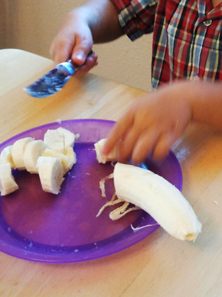 Practical life in the kitchen: Kids can slice bananas to develop their fine motor and practical life skills #Montessori || Gift of Curiosity