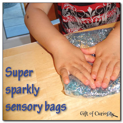 Super sparkly sensory bags - engage your kids in some sensory fun by making these super sparkly sensory bags || Gift of Curiosity