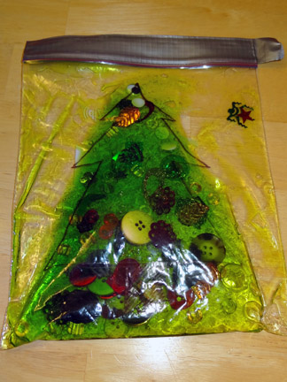 Christmas tree sensory bags - enjoy some Christmas sensory play with just a few simple materials || Gift of Curiosity