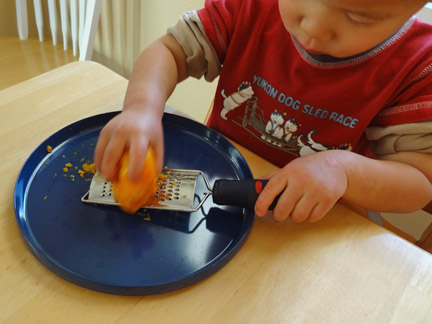 Practical life in the kitchen: Kids can zest and orange to develop their fine motor and practical life skills #Montessori || Gift of Curiosity