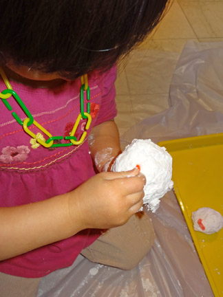 Winter fun with snow dough: Use two simple ingredients to create your own "snow dough" for indoor winter fun. This silky snow dough is moldable and makes a great sensory play material. || Gift of Curiosity