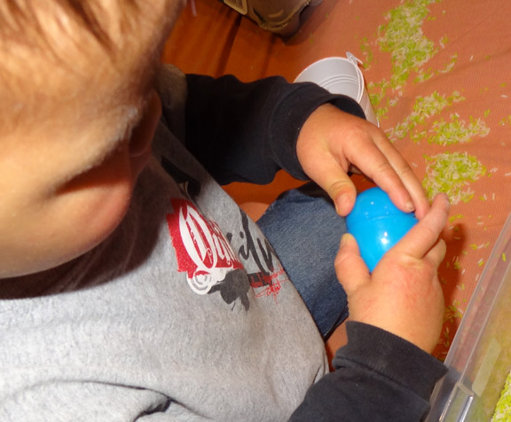 How we used our Easter sensory bin >> Gift of Curiosity