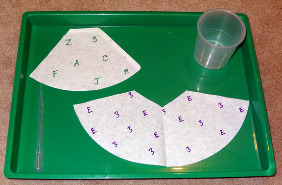 Magic letter learning fun - make learning the alphabet magic with this fun and simple activity that builds #finemotor skills at the same time! #handsonlearning || Gift of Curiosity