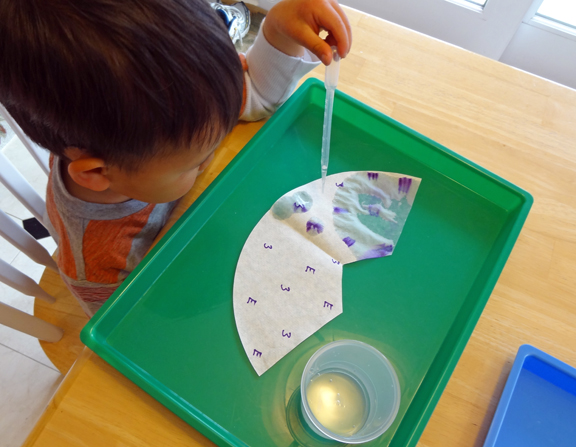 Magic letter learning fun - make learning the alphabet magic with this fun and simple activity that builds #finemotor skills at the same time! #handsonlearning || Gift of Curiosity