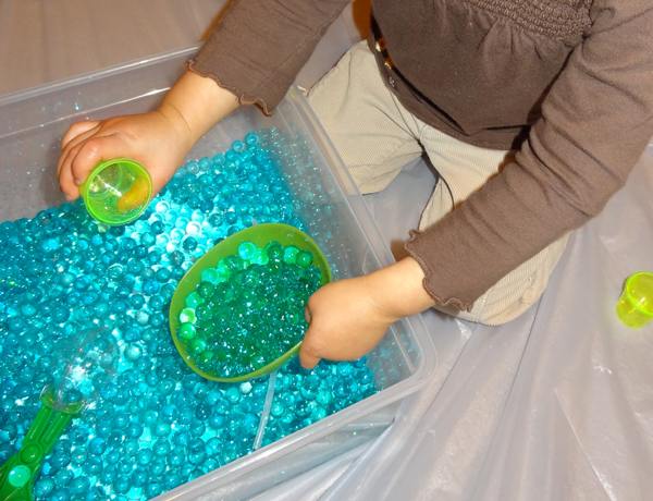 Water bead sensory play - scooping water beads with cups and bowls || Gift of Curiosity