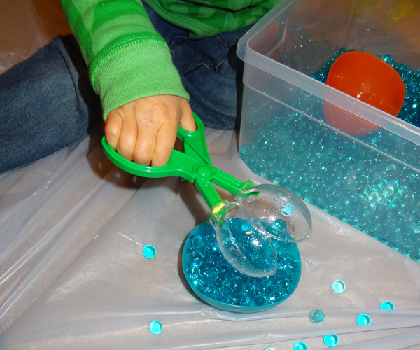 Water bead sensory play - scooping water beads with scissor scoops || Gift of Curiosity