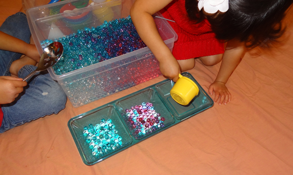 4th of July sensory bin using water beads || Gift of Curiosity