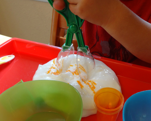 Flubber fun - how to make and play with this amazing polymer that you can mold, ooze, and even draw on with marker! #sensoryplay #flubber #ece || Gift of Curiosity