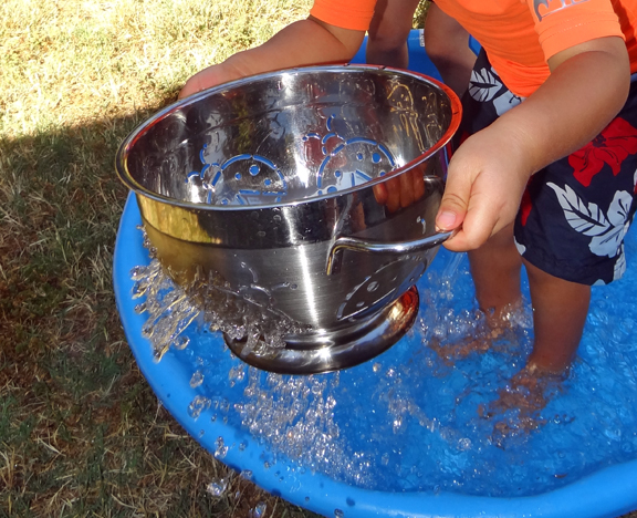 8 essential water play toys - #4 is a colander || Gift of Curiosity