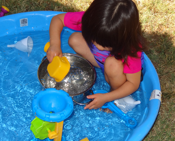 8 essential water play toys - #2 is scooping toys || Gift of Curiosity