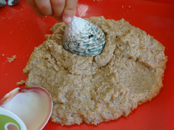 Sensory fun with sand clay: make your own sand clay for some fun ocean- or beach-themed #sensoryplay || Gift of Curiosity