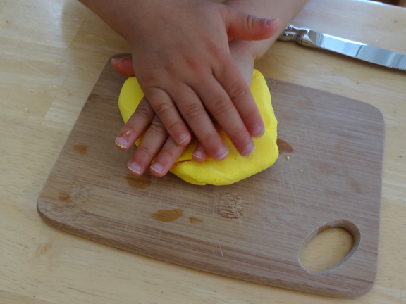 Bubble dough - a moldable, silky sensory material made from just two ingredients. And the best part? It is SOOO easy to clean! #sensoryplay #ece #kbn || Gift of Curiosity