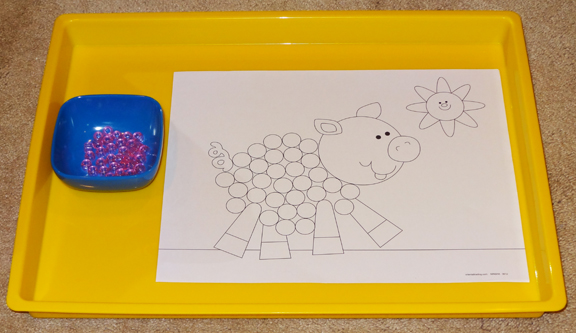 Farm Montessori tray: Put the beads on the pig || Gift of Curiosity