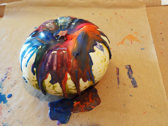 Melted crayon pumpkin decorating: a fun way to decorate pumpkins with kids while working on #finemotor skills and learning some #science! #Halloween #fall #pumpkins || Gift of Curiosity