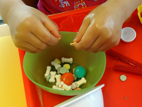 Preschool science: Exploring candy that fizzes, pops, dissolves, and more || Gift of Curiosity