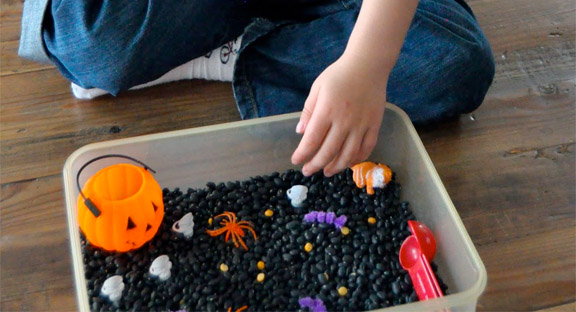 Halloween sensory play ideas: Halloween sensory bin from Sorting Sprinkles @ Gift of Curiosity
