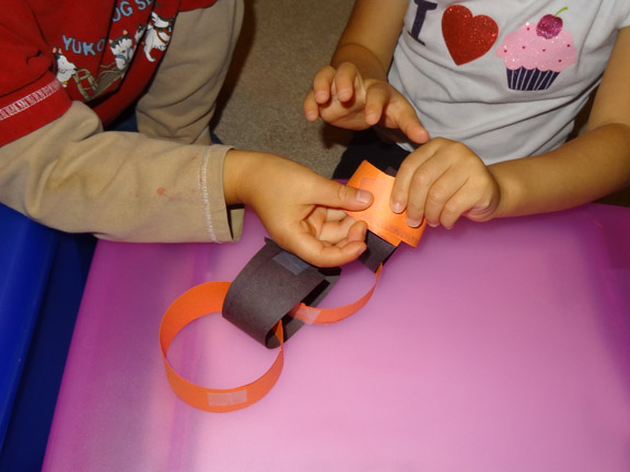 Countdown to Halloween! Make a paper chain countdown the days until Halloween or any other significant event in your children's lives || Gift of Curiosity