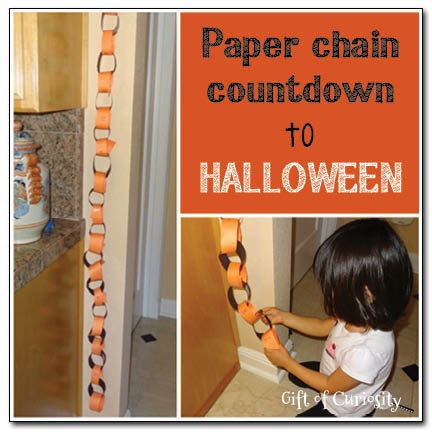 Make a paper chain countdown to the days until Halloween - or adapt this to countdown to any other significant event in your children's lives || Gift of Curiosity