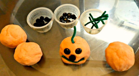 Halloween sensory play ideas: Play dough jack-o-lanterns from B-Inspired Mama @ Gift of Curiosity