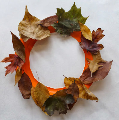 Fall activities for kids: Preserved leaf wreath from Craftulate || Gift of Curiosity