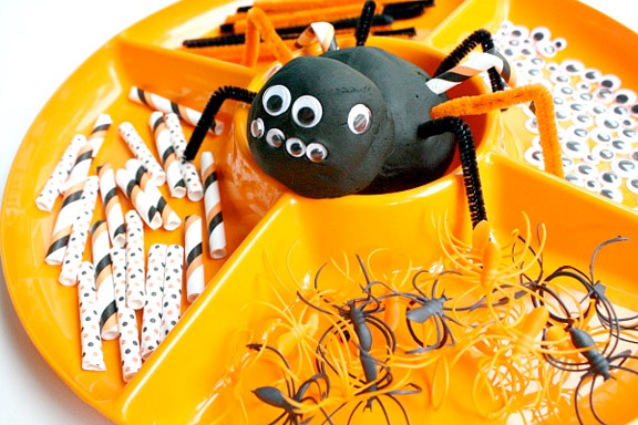 Halloween sensory play ideas: Spider play dough from Fantastic Fun and Learning @ Gift of Curiosity