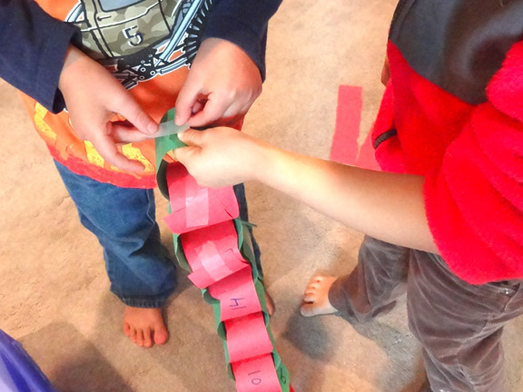 Countdown to Christmas - make a paper chain to countdown the 25 days in December until Christmas || Gift of Curiosity