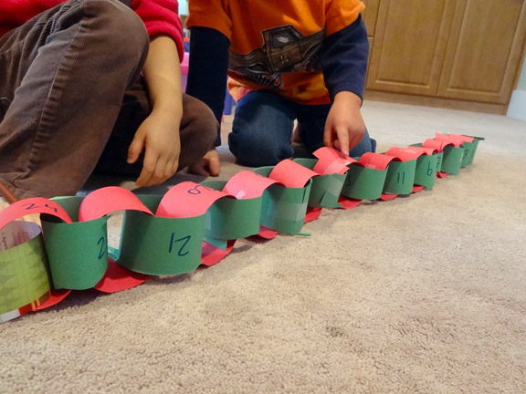 Countdown to Christmas - make a paper chain to countdown the 25 days in December until Christmas || Gift of Curiosity