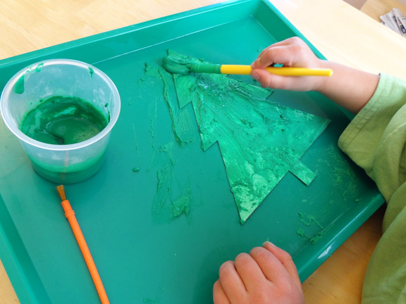 Christmas fizzy painting - mix paint and baking soda to create fizzy paint that will bubble and fizz when it comes into contact with vinegar || Gift of Curiosity