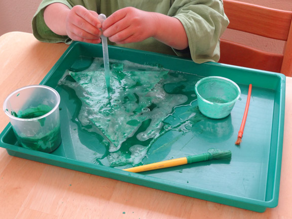 Christmas fizzy painting - mix paint and baking soda to create fizzy paint that will bubble and fizz when it comes into contact with vinegar || Gift of Curiosity
