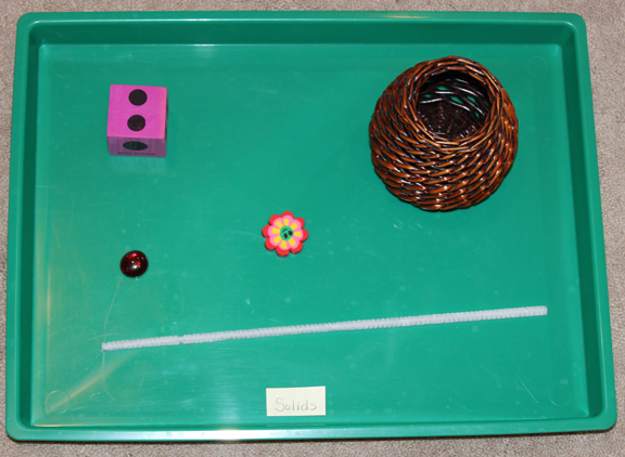The solids tray: The matter tray: An introduction to states of matter for preschoolers, kindergarteners, and early elementary students. This is a really simple activity for introducing states of matter in a concrete way so that kids can understand the difference between solids, liquids, and gasses. || Gift of Curiosity