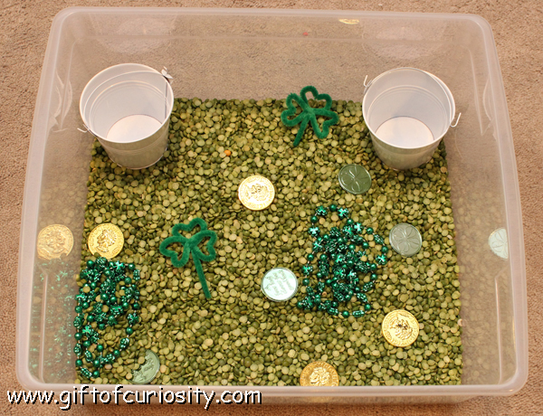 St. Patrick's Day sensory bin (and some spontaneous science learning!) #StPatricksDay #sensorybins || Gift of Curiosity