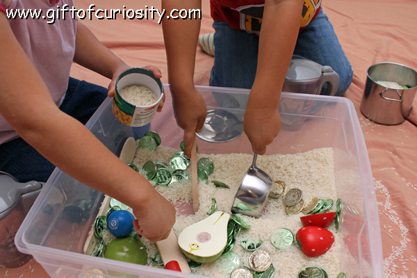 Rice sensory bin challenge - what will kids do when presented with a bin containing nothing more than plain, uncooked rice? #sensoryplay || Gift of Curiosity