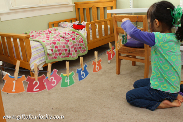 Put the numbers on the clothesline - free printable math and fine motor activity to work on number recognition, counting, skip counting, and more #freeprintables #finemotor || Gift of Curiosity