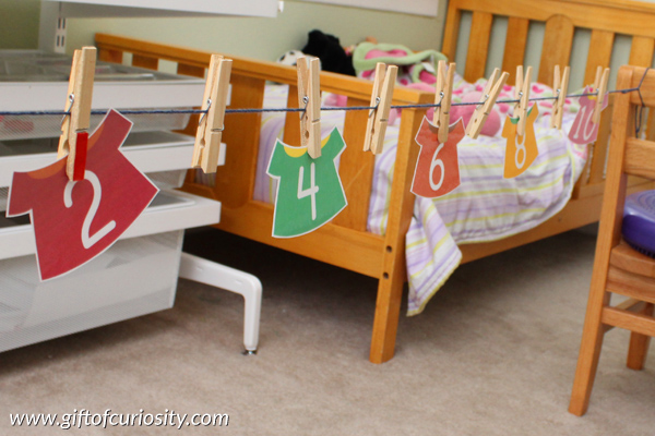 Put the numbers on the clothesline - free printable math and fine motor activity to work on number recognition, counting, skip counting, and more #freeprintables #finemotor || Gift of Curiosity
