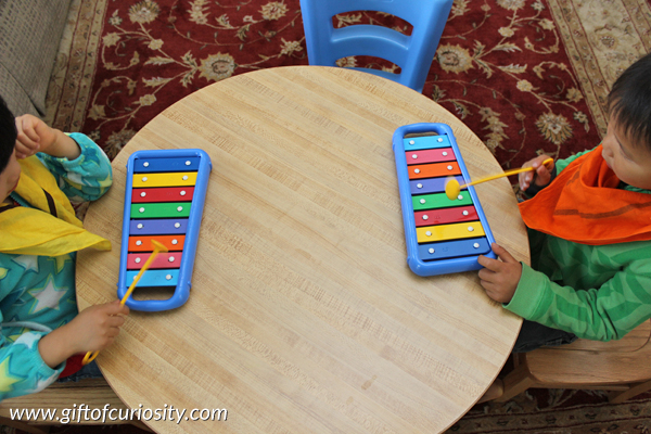 Learn about the sense of hearing by playing Montessori-inspired music games on the glockenspiel #music #handsonlearning #fivesenses || Gift of Curiosity