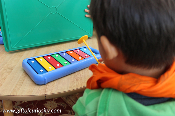 Learn about the sense of hearing by playing Montessori-inspired music games on the glockenspiel #music #handsonlearning #fivesenses || Gift of Curiosity