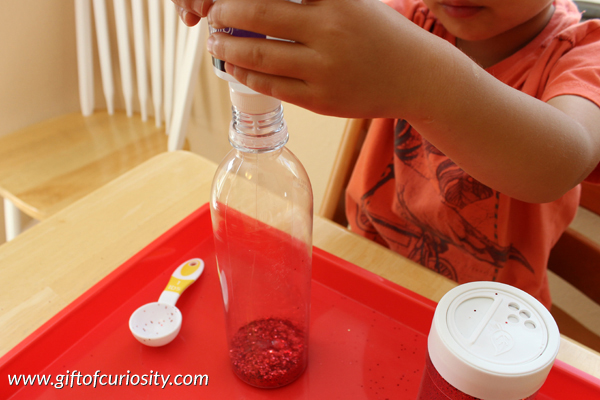 Glittery calm down bottles to help focus and calm your child #sensory || Gift of Curiosity
