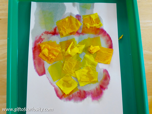 Apple tissue paper prints craft - Kids can "paint" an apple using tissue paper and water, leaving them with a cute apple craft and some great fine motor practice #apples #finemotor || Gift of Curiosity