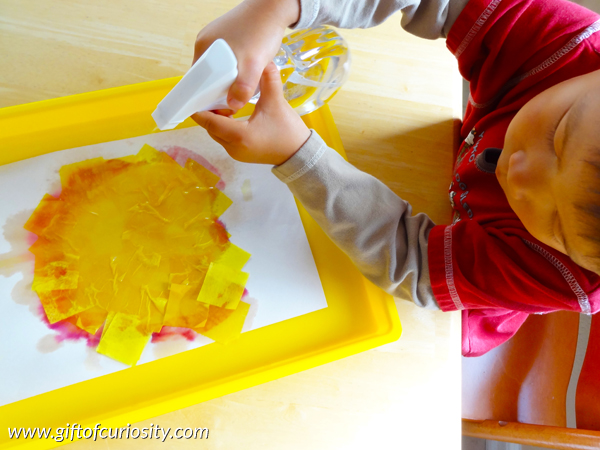 Apple tissue paper prints craft - Kids can "paint" an apple using tissue paper and water, leaving them with a cute apple craft and some great fine motor practice #apples #finemotor || Gift of Curiosity