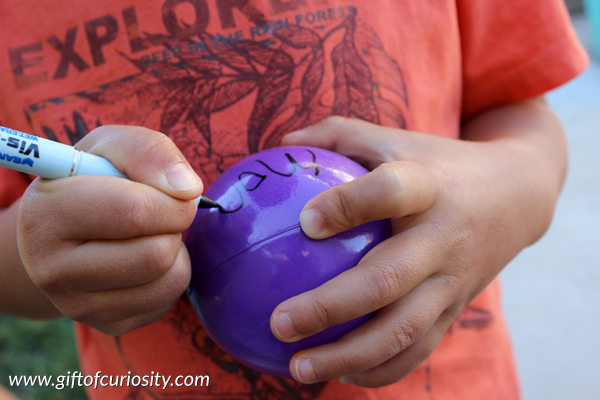 Sight word ball toss game: Get kids moving and having fun while learning with this sight word ball toss game. Plus, you can adapt this activity to work on letters, numbers, shapes, math facts, and more! See how EASY this is to do with just one special type of marker! #handsonlearning  || Gift of Curiosity