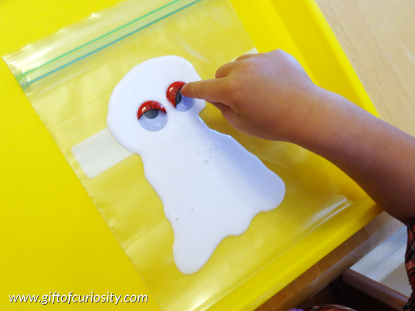 Use glue to create these glue ghosts with a spooky, translucent appearance. Glue ghosts also double as a great #Halloween #finemotor craft! || Gift of Curiosity