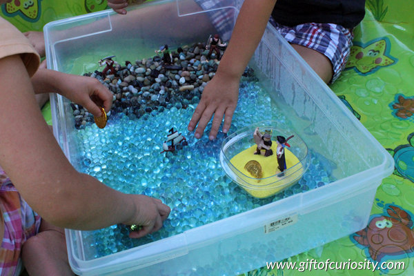 Pirate sensory bin and small world play - a great way for kids to integrate and act out things they have learned about pirates! #pirates #sensoryplay || Gift of Curiosity