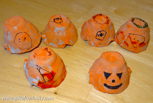 Egg carton jack-o-lantern craft. This is a super cute #Halloween craft that kids can make. Great for toddlers and older kids alike! || Gift of Curiosity
