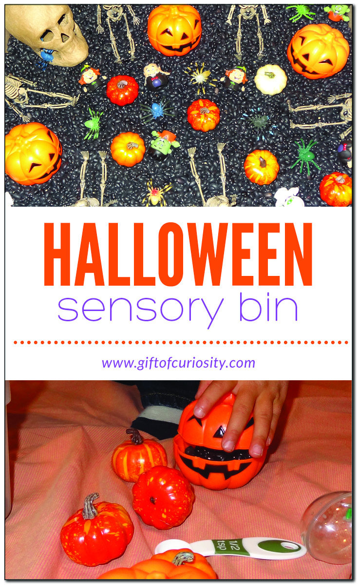 Halloween sensory bin for kids | Halloween sensory tub | Halloween sensory play | #preschool #Halloween #sensoryplay #giftofcuriosity || Gift of Curiosity