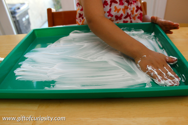 Writing practice using shaving cream: This sensory writing activity uses shaving cream to make learning letters, numbers, and sight words fun and easy for kids! #sensoryplay #handsonlearning #ece || Gift of Curiosity