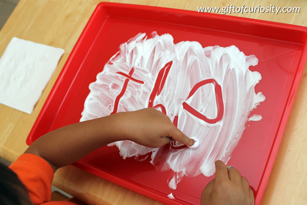 Writing practice using shaving cream: This sensory writing activity uses shaving cream to make learning letters, numbers, and sight words fun and easy for kids! #sensoryplay #handsonlearning #ece || Gift of Curiosity