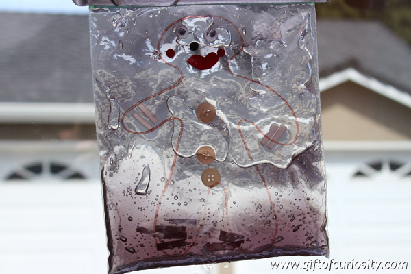 Gingerbread man sensory bag: A great Christmas sensory play idea. Fill a plastic bag with gel and several small items like googly eyes and buttons for making a gingerbread man. Kids will think this is a puzzle, and it provides their fine motor skills a great workout too! || Gift of Curiosity