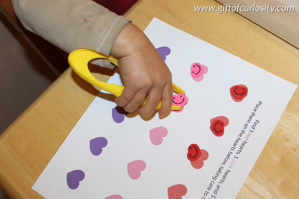 This "Find the Hearts" simple Valentine sensory bin works on sensory, fine motor, color knowledge, and one-to-one correspondence. || Gift of Curiosity